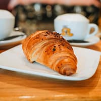 Cappuccino und Cornetto auf dem Tresen
