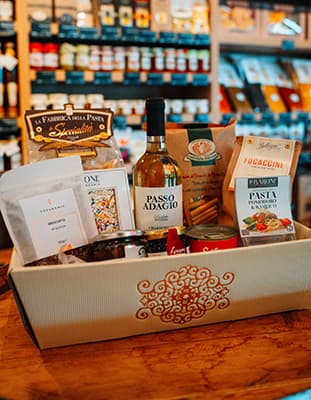 Auswahl italienischer Feinkost-Produkte