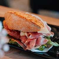 Frisch belegtes Panino mit Prosciutto Crudo