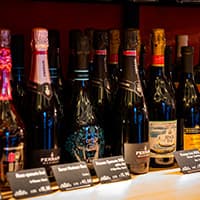 Offener Wein und Käse auf einem Holzbrett